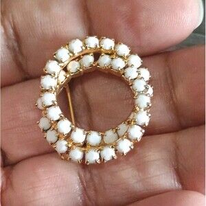 Milk Glass Intertwining Circles Wreath White Gold Tone Vintage Brooch